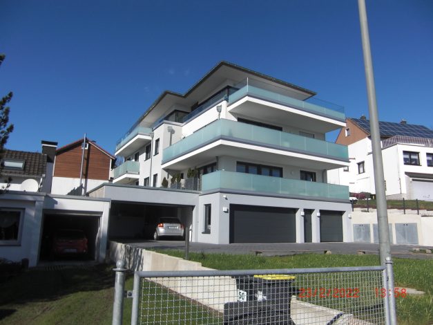 Mehrfamilienhaus mit Balkonen und Tiefgaragenzufahrt, geplant und ausgeführt von A2 Architekten